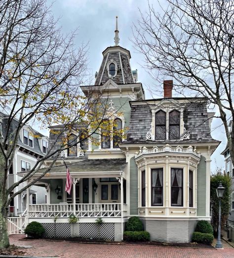 Mansard House, Second Empire House, Empire Architecture, Empire House, Mansard Roof, England Homes, Victorian Mansions, Building An Empire, New England Style