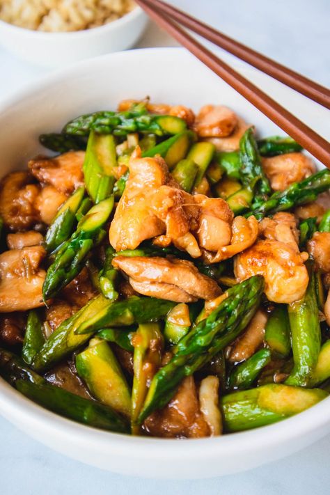 This chicken & asparagus stir fry is the perfect 30 minute weeknight dinner! You and your family will be licking your plates clean! Meal Prep Chicken Thighs, Meal Prep With Chicken, Chicken And Asparagus Stir Fry, Chicken Asparagus Stir Fry, Spicy Sriracha Chicken, Meal Prep Chicken, Asparagus Stir Fry, High Protein Dishes, Chicken And Asparagus