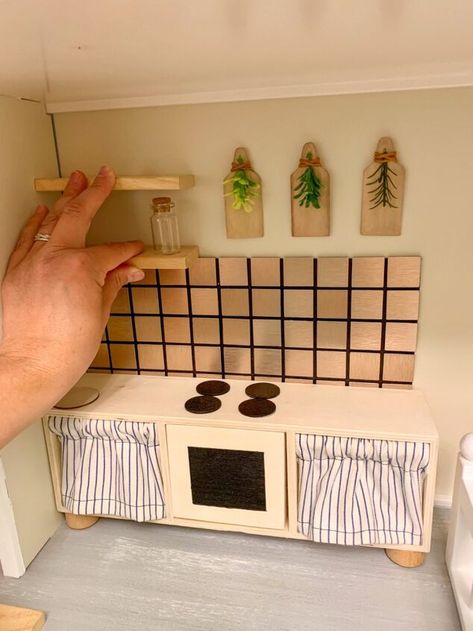 Diy Barbie Refrigerator, Doll House Kitchen Diy, 1 16 Scale Miniatures Diy, Dollhouse Kitchen Diy, Diy Dolls House Furniture, Diy Doll House Furniture Easy, Diy Dollhouse Kitchen, Dollhouse Kitchen Cabinets, Dollhouse Kitchens