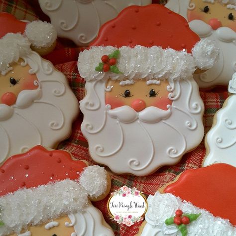 Santa Cookies Decorated, Christmas Sugar Cookies Decorated, Cute Christmas Cookies, Sugar Cookie Royal Icing, Winter Cookie, Sugar Cookie Designs, Santa Cookies, Pretty Cookies, Xmas Cookies