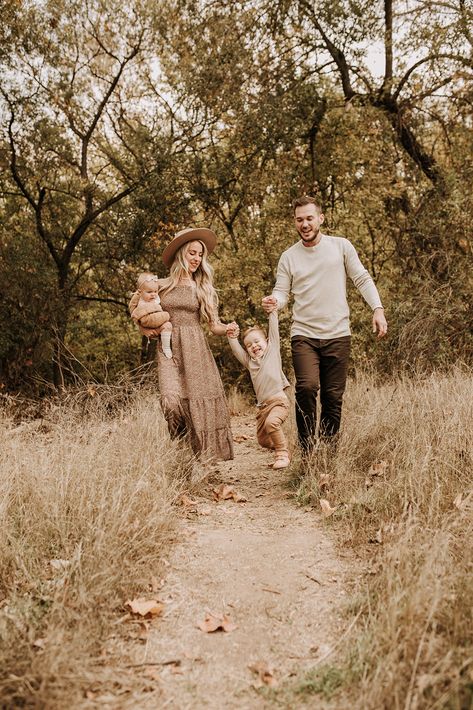 Family Of 4 Photo Ideas Fall, Fall Family Pictures Golden Hour, Fall Pasture Family Pictures, Fall Nature Family Pictures, Fall Foliage Photography Family, Outdoor Fall Family Photoshoot, Family Pics In The Woods, Family In Field Photography, Fall Family Picture Pose Ideas