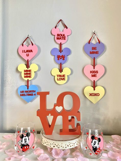 Disney Valentines Decor, Disney Valentines Day Decorations, Valentines Day Disney, Creepy Valentines, Disney Valentines Day, Disney Cruise Door Decorations, Minnie Mouse Valentines, Minnie Mouse Decorations, Disney House