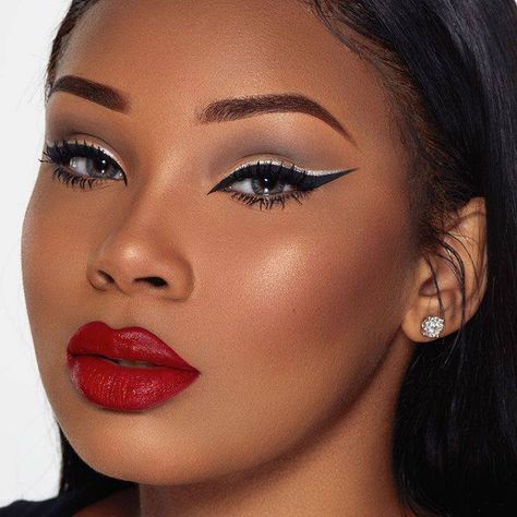 Eyeliner Red Lips, Silver Eyeliner, Makeup Cantik, Silver Eye Makeup, Red Lips Makeup Look, Gold Makeup Looks, Silver Makeup, Red Lipstick Makeup, Couture Makeup