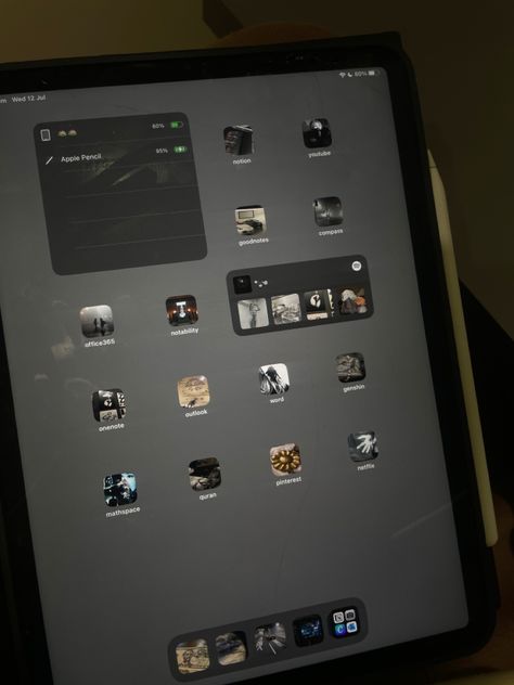 Dark Ipad Layout, Dark Ipad Aesthetic, Dark Aesthetic Wallpaper Ipad, Dark Ipad Wallpaper, Ipad Wallpaper Dark, Aesthetic Ipad Layout, Wallpaper Ipad Pro, Clean Wallpaper, Layout Wallpaper