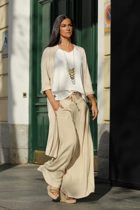 Elisa & Eduardo Rivera Hijab Boho Style, Hippie Elegante Boho Style, Boho Glamping, Stile Hippie Chic, Hippie Elegante, Look Boho Chic, Moda Hippie, Estilo Hippy, Beige Pants