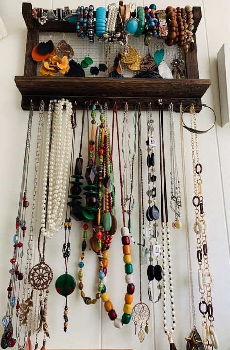 Rustic Wooden Jewerly Shelf Jewelry Accessories Organization, Vintage Necklace Holder, Wooden Necklace Holder, Vintage Jewelry Holder, Jewellery Stand Diy, Necklace Storage Ideas, Necklace Display Ideas, Necklace Wall Display, Homemade Jewelry Holder