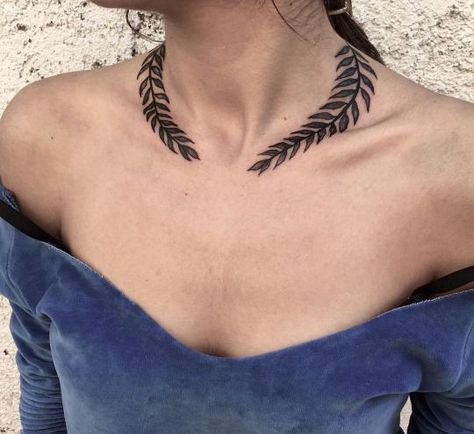 Tatuajes que sólo una chica con los ovarios bien puestos se haría Jewerly Tattoo, Necklace Tattoo, Kunst Tattoos, Hawaiian Tattoo, Tattoo Feminina, Great Tattoos, Sleeve Tattoo, Skin Art, Chest Tattoo