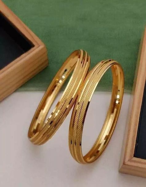 30+ Maharashtrian Jewellery Designs For Brides To Be - ShaadiWish Gold Maharashtrian Jewellery, Mens Kada Design Gold Indian, Good Bangles Design, Patli Bangles Gold, Bangle Designs Gold, Bangles Jewelry Designs Gold, Gold Bangle Design, Bangles Design Gold, Gold Bangle Designs