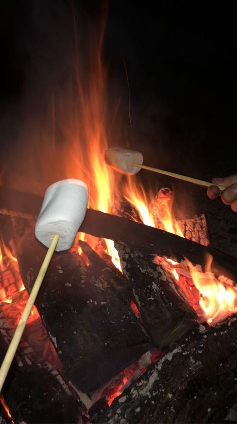 Marshmallow Campfire, Bonfire Aesthetic, Camping Marshmallow, Fake Tumblr, Campfire Marshmallows, Instagram Editing Apps, Foodie Instagram, Fire Photography, Delicacy Food