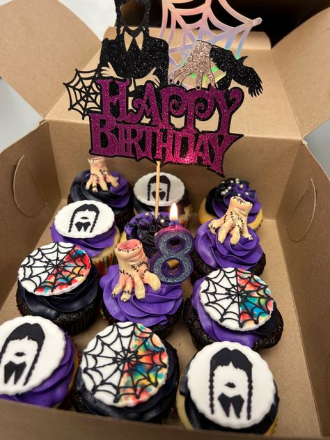 Wednesday Addams Birthday Cupcakes, Wednesday Theme Cupcakes, Wednesday Addams Birthday Party Diy, Wednesday Cupcake Ideas, Wednesday Addams Cupcakes, Wednesday Birthday Theme, Wednesday Birthday Party Ideas, Wednesday Birthday Party Theme, Wednesday Birthday Cake