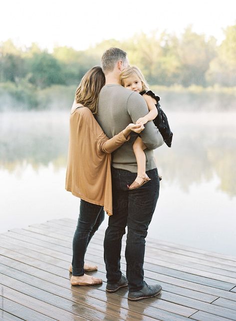 Lake Photoshoot, Family Photos With Baby, Family Photoshoot Poses, Fall Family Portraits, Lake Dock, Family Picture Poses, Lake Photography, Photography Poses Family, Family Photo Pose