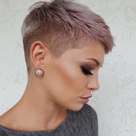 20 cortes de cabello para mujeres de 50 o más que quieren verse guapísimas Short Pink Hair, Cute Pixie Haircuts, Short Hair Undercut, Super Short Hair, Short Grey Hair, Very Short Hair, 짧은 머리, Short Pixie Haircuts, Short Pixie Cut