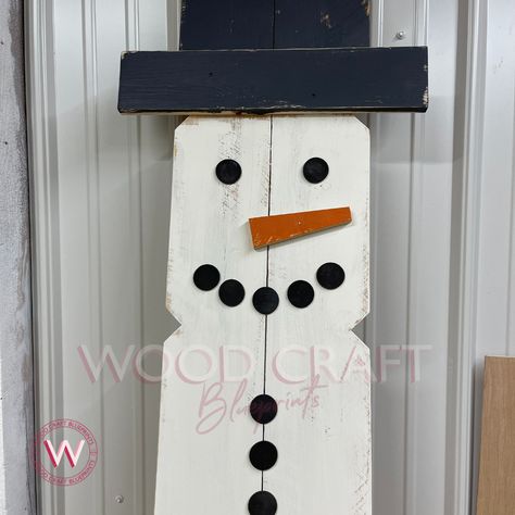 Build a DIY Wooden Snowman Porch Leaner - Wood Craft Blueprints Diy Snowman Wood, Wood Snowman Pattern, Fence Board Snowman, Wooden Snowman Crafts Wood Patterns, Wood Snowman Diy, Diy Wooden Snowman, Snowman Board, Wooden Snowman Crafts, Pallet Snowman