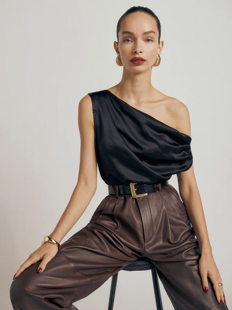 Silk Top Outfit, Look Formal, One Shoulder Tops, Mode Streetwear, Silk Top, Black Silk, Wearing Dress, Knit Top, Ideias Fashion