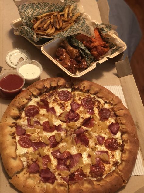 Pizza And Wings Aesthetic, Pizza And Wings Party Ideas, Pizza And Wings, Pizza And Ice Cream, Wings Food, Stuffed Crust Pizza, Beignet Recipe, Stuffed Crust, Harajuku 90s