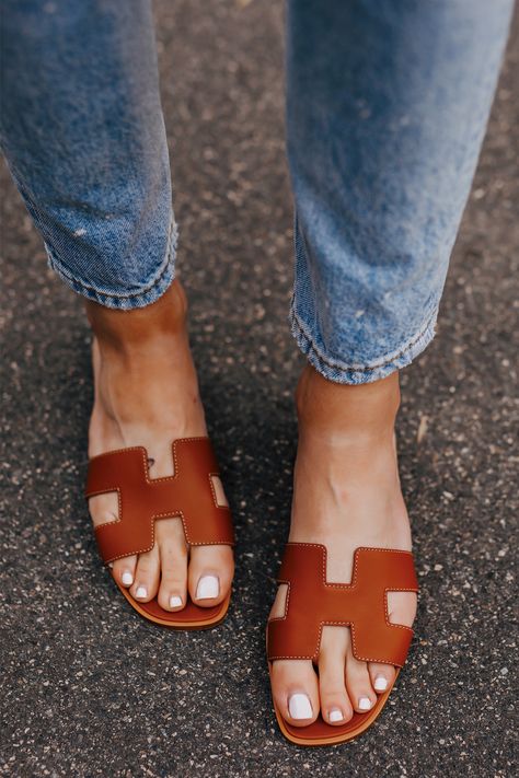 Hermes Oran Sandals Outfit, Hermes Oran Sandals, Kim K Style, Open Toe Slippers, Kardashian Kollection, Trendy Sandals, Sandals Outfit, Fashion Jackson, Hermes Shoes