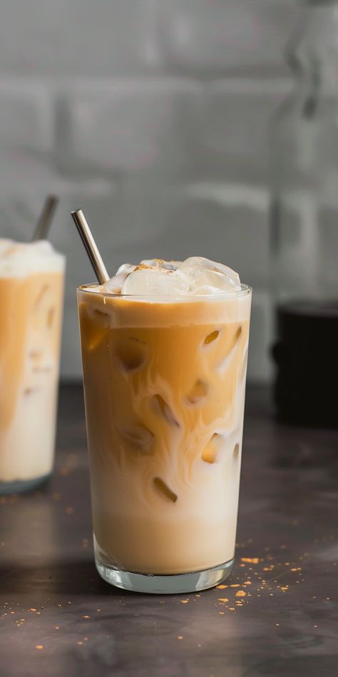 Iced Milk Coffee, Italian Iced Coffee, Drinks Coffee Recipes, Hot Drinks Photography, Tres Leches Coffee, Almond Milk Latte Recipe, Ice Late, Iced Latte Aesthetic, Latte Photography