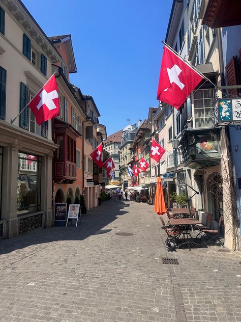 Swiss Summer Aesthetic, Negara Swiss, Zurich Switzerland Aesthetic, Zurich Aesthetic, Le Rosey, Switzerland Photography, Places In Switzerland, Interlaken, Zurich Switzerland