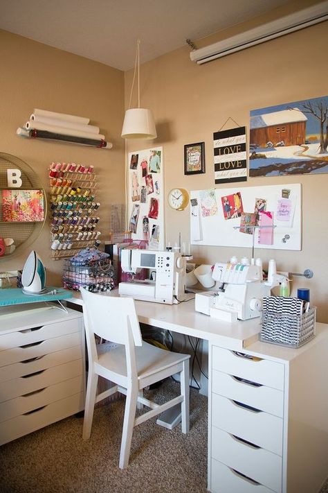 Creative Shelving Ideas, Small Sewing Space, Ikea Small Spaces, Small Sewing Rooms, Sewing Room Inspiration, Small Craft Rooms, Sewing Spaces, Sewing Room Design, Small Space Office