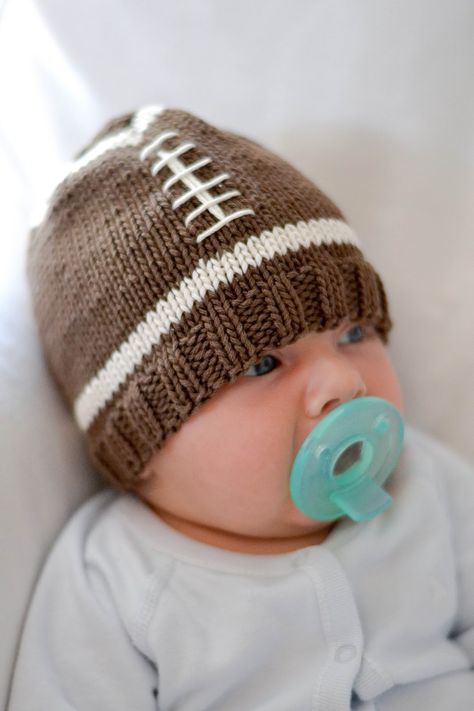 Newborn Knit Hat, Knitting Patterns Boys, Crochet Baby Bonnet, Baby Hat Knitting Pattern, Baby Boy Knitting, Baby Hat Patterns, Baby Boy Hats, Football Baby, Boys Knits