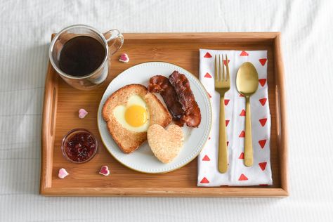 45 Breakfast In Bed Ideas + Recipes That Will Impress - Shari's Berries Blog Breakfast In Bed Ideas Romantic For Him, Surprise Breakfast For Him, Breakfast In Bed Ideas Romantic, Breakfast For Two Romantic Mornings, Breakfast In Bed Ideas For Boyfriend, Romantic Breakfast Ideas, Breakfast In Bed Ideas, Mom Breakfast, Romantic Breakfast