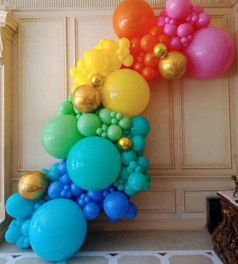 Pride Balloon Arch, Pride Balloons, Colorful Balloon Arch, Rainbow Dinner, Confetti Decor, School Balloons, Baloon Garland, Painting Birthday Party, Balloon House