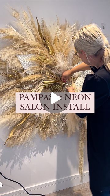 Boho Grass Wall Backdrop, Salon Photo Wall Ideas, Pampas Grass Wall Arrangement Diy, Pompass Grass Backdrop, Pompous Grass Wall Decor, Diy Pampas Wall Decor, Pampas Decor Home, Salon Wall Decor Ideas, Boho Salon Ideas