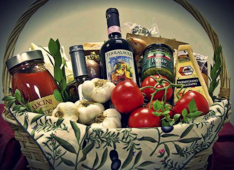 Love this Italian theme homemade Gift basket!! Gifts From Italy, Italian Gift Baskets, Souvenir Bags, Adult Easter Baskets, Game Night Gift, Auction Basket, Homemade Gift Baskets, Raffle Basket, Auction Baskets