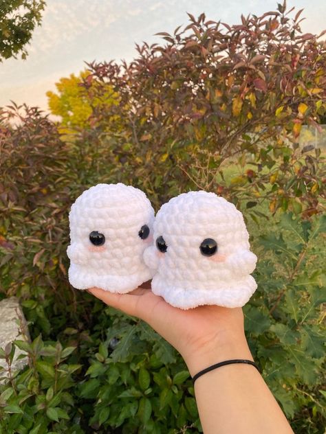 Crochet Pour Halloween, Crochet Ghost, Easy Crochet Animals, Confection Au Crochet, Halloween Crochet Patterns, Crochet Cow, Kawaii Crochet, Beginner Crochet Projects, Crochet Simple