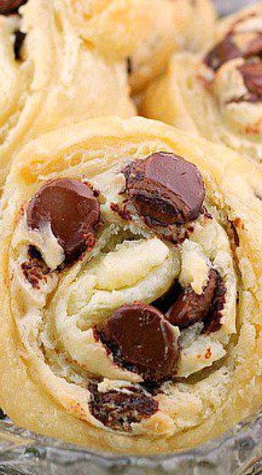 Chocolate Chip Cream Cheese Puff Pastry Cookies ~ The puff pastry makes a nice flaky exterior to the cookie while the cream cheese and milk chocolate chips create a wonderful creamy chocolaty filling. Puff Pastry Cookies, Chocolate Chip Cream Cheese, Puff Pastry Treats, Cream Cheese Puffs, Cream Cheese Puff Pastry, Pastry Dough Recipe, Pastry Cookies, Cheese Puff, Cheese Puff Pastry