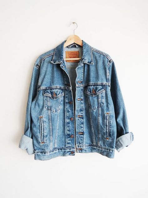 Spring Denim Jacket, Levi Denim Jacket, Denim Shorts Outfit, Looks Jeans, Clothes Spring, Jean Jacket Outfits, Spring Denim, Levis Denim Jacket, Shorts Style