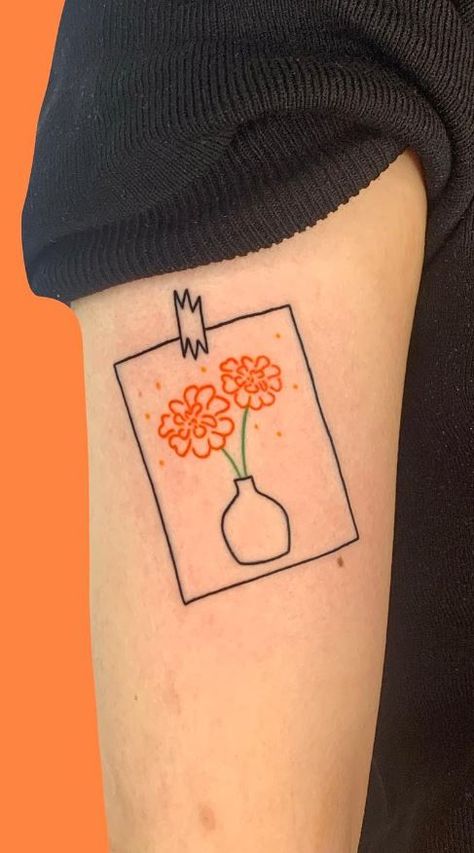 Easy Marigold Drawing, Marigold Tattoo Color, Nahuatl Tattoo, Folklorico Tattoo, Orange Ink Tattoo, Simple Marigold Tattoo, Marigolds Tattoo, Calendula Tattoo, Retro Flower Tattoo