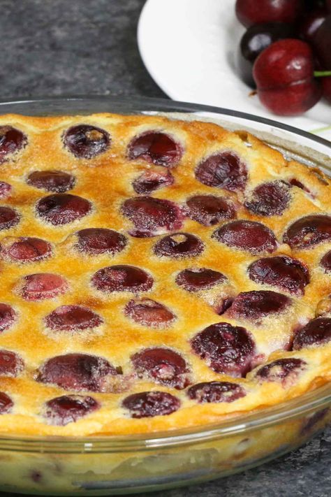 Fresh Cherry Recipes, Traditional French Desserts, Clafoutis Recipes, Dessert Thermomix, Cherry Clafoutis, Classic French Desserts, Comfort Desserts, Custard Desserts, Cherry Desserts