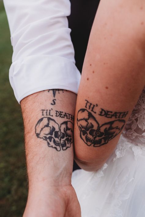 Husband And Wife Spooky Tattoos, Skulls Couple Tattoo, Couples Tattoos American Traditional, Traditional Tattoos For Couples, Couples Tattoos Skull, Skeleton Tattoo Couple, Tattoos For Your Lover, Skeleton Hand Couple Tattoo, Skull Tattoos Matching