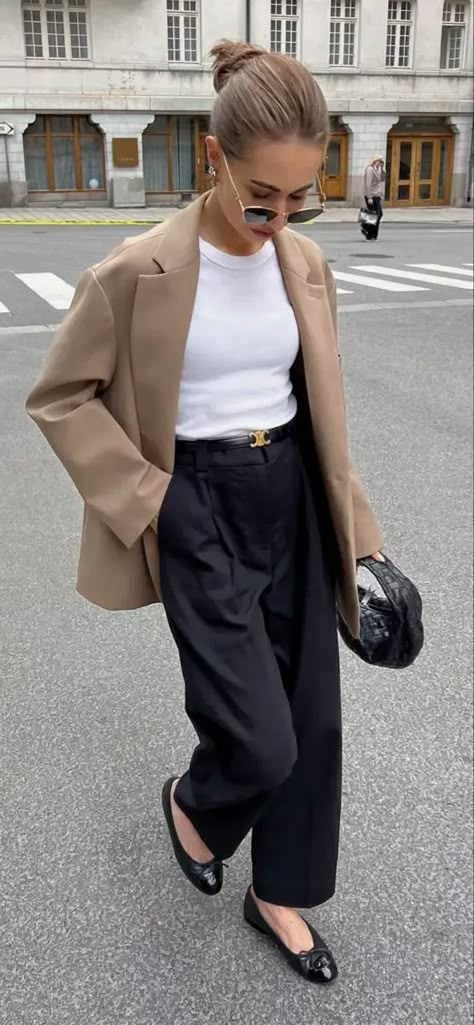 Fresh Spring 2024 Work Outfits: Office Style & Casual Chic for Professionals Beige Blazer Outfit Office, Business Casual Autumn Outfits, French Business Woman, French Office Outfit, Work Outfits 2024, Winter Corporate Fashion, Dressy Work Outfits, Smart Outfit Women, Womens Work Fashion