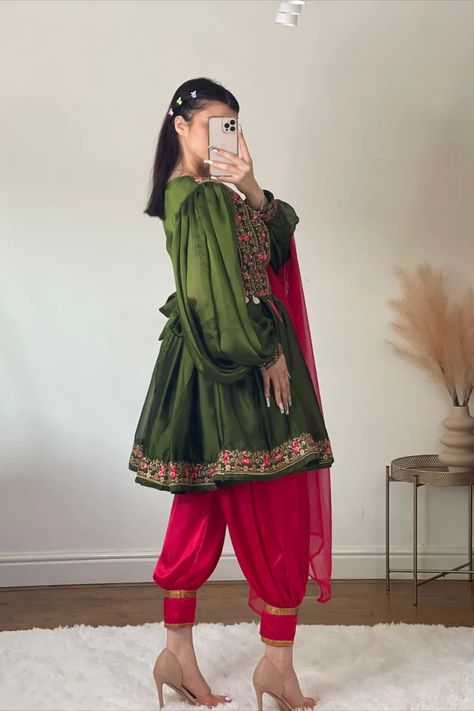 Afghani Simple Eid Frock Afghani Dresses Modern, Afghan Traditional Dresses, Afghani Dresses, Afghani Dress, Afghani Clothes, Pakistan Dress, Velvet Dress Designs, Afghan Fashion, Afghan Clothes