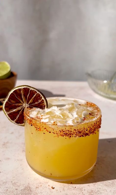 Nye Food, Spicy Margarita Recipe, Mezcal Margarita, Spicy Pineapple, Mezcal Tequila, Mezcal Cocktails, Spicy Cocktail, Pineapple Margarita, Pineapple Cocktail