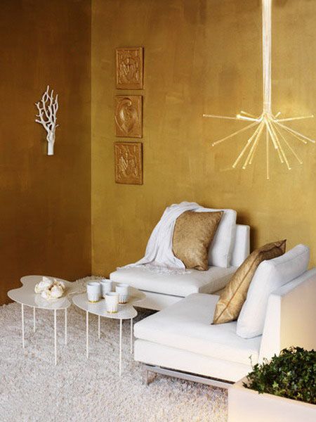 golden yellow paint, modern wallpaper and cushion fabric Gold Living Room Walls, Stylish Bedroom Decor, Golden Decor, Colorful Interior Design, Modern Room Decor, Modern Interior Decor, Modern Bedroom Decor, Gold Walls, Modern Room