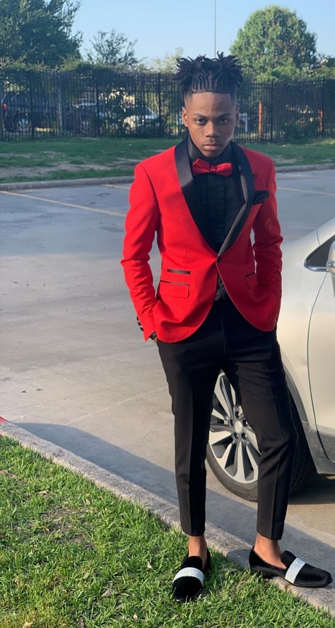 Red Hoco Suit Men, Quinceanera Tuxedos Red, Red And Silver Suit Men, Red Suit Ideas For Men, Red And Black Prom Tuxedo, Red Prom Ideas Men, Red Suit For Quince, Black And Red Prom Suits For Men, Red And Black Prom Suits For Guys