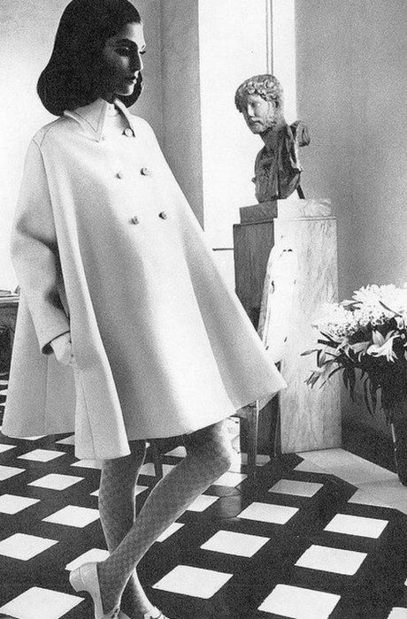 60s Cape coat 1960s Fashion Photography, Henry Clarke, Checkered Floor, 1960 Fashion, Fashion 1960s, Swinging Sixties, Sixties Fashion, Moda Chic, Vintage Soul