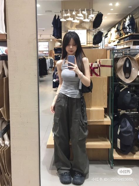 Korean Bell Bottom Jeans Outfit, Korean Hongdae Fashion, Asian Baddie Outfit, Hongdae Fashion, Instagram Model, Photography Beautiful, Baggy Pants, Swaggy Outfits, Edgy Outfits