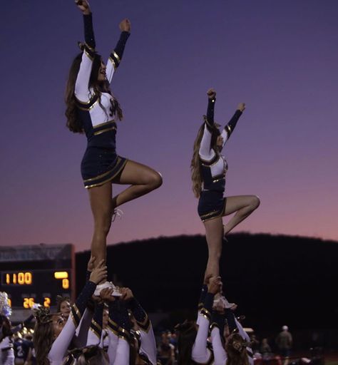 Cheer Photo Poses, Cheer Photo, Cheerleading Quotes, Cheerleading Photos, Cute Cheer Pictures, Corps Idéal, Cheer Workouts, High School Cheer, Cheers Photo