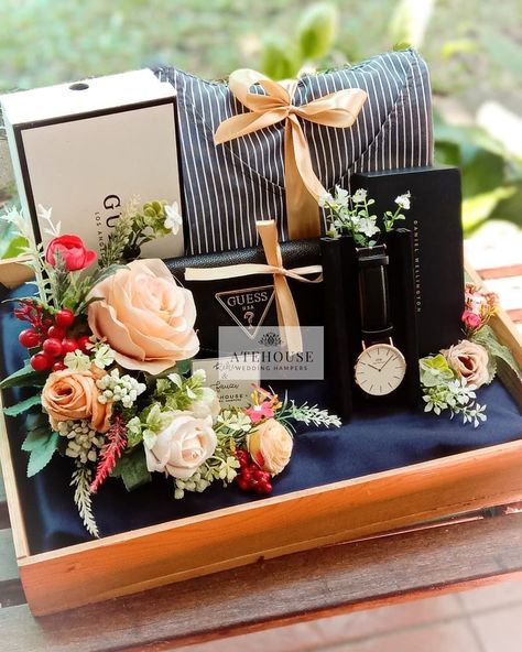 [SponsoredPost] 32 Essential Wedding Gift Pack Grooms Guides You Never Thought Of Straight Away #weddinggiftpackgrooms Groom Packing Ideas For Wedding, Groom Hamper Ideas, Groom Trousseau Packing, Gift Packing Ideas Wedding For Groom, Wedding Hampers For Groom, Groom Gift Packing Ideas, Wedding Gifts Packaging For Groom, Gift Packing Ideas For Men, Wedding Gift Pack Grooms