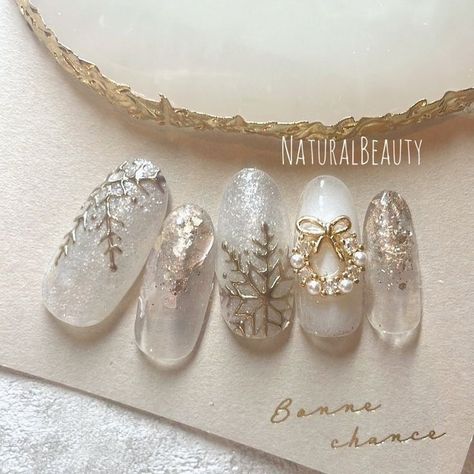 Nail Art For Holidays, Christmas Gel X Nail Designs, Japanese Christmas Nails, Christmas Nail Designs White, Nail Christmas Designs, Nail Art Christmas Designs, White Xmas Nails, Christmas Design Nails, Christmas Nails Design Holiday