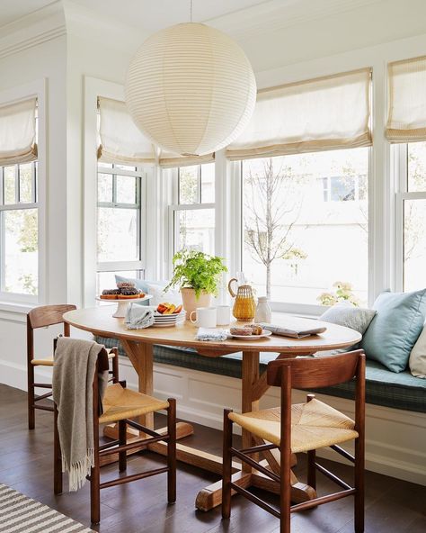 Chauncey Boothby Interiors on Instagram: “A serene breakfast nook as seen in the July/ August issue of @nehomemagazine 🍩 ☕️ Architect: @brooksandfalotico 📷: @readmckendree |Styling:…” Window Seat Dining Table Small Spaces, Window Seat Breakfast Nook, Breakfast Nook In Bay Window, Window Seat Ideas Kitchen, Dining Room With Window Seat, Cozy Breakfast Nook Ideas, Window Seat With Table, Window Seat Dining Table, Window Bench Seat Kitchen