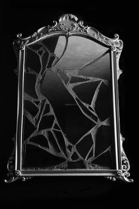 Vampire Decor, Gothic Type, Gothic Mirror, Shattered Mirror, The Lunar Chronicles, Mirror Room, Broken Mirror, Gothic Style, Disney Villains