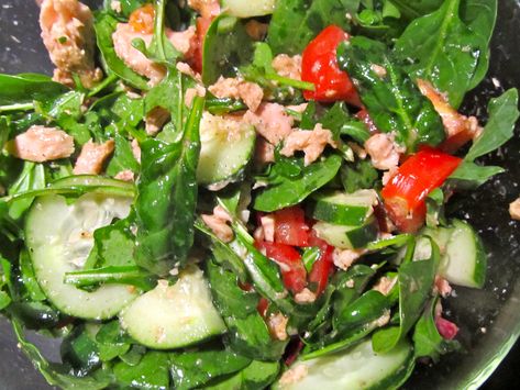 Healthy Snacks And Meals, Spinach Recipes Healthy, Salad With Tuna, Tomatoes And Cucumbers, Salad Diet, Tuna Salad Recipe, Salad Greens, Pescatarian Recipes, Spinach Recipes