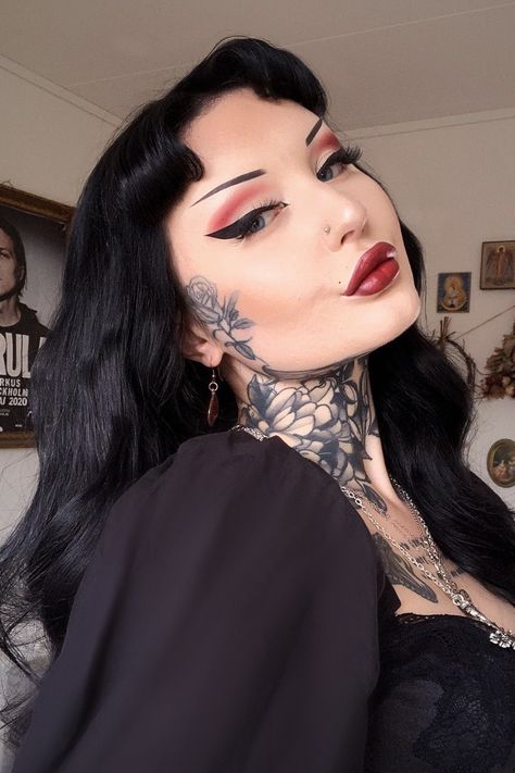 Gothic Eyeliner, Maquillage Pin Up, Goth Eyeliner, Maquillage Goth, Eyeliner Ideas, Alt Makeup, Goth Hair, Alternative Makeup, Dope Makeup