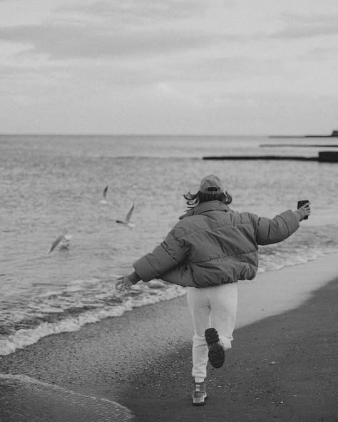 girl profile Beach Pictures Winter, Winter Beach Photos, Vintage Aesthetic Outfits, School Dinner, Trending Aesthetic, Aesthetic School, Winter Beach, Lake Photos, Winter Photoshoot