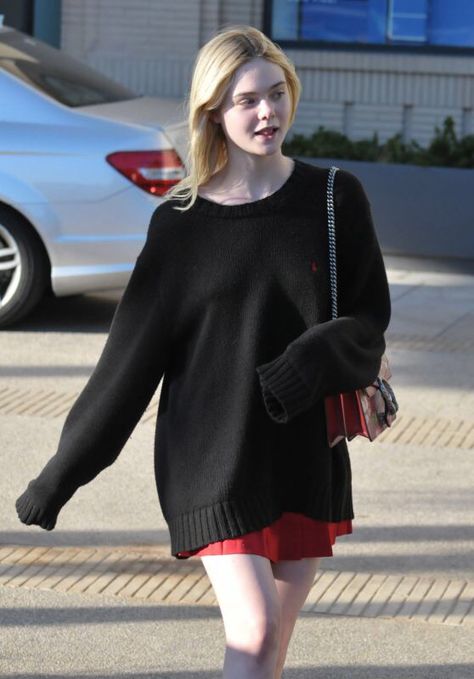 I love an oversized sweater with shorts or a skirt. Elle Fanning Style, Estilo Ivy, Mia 3, Mein Style, Elle Fanning, Fashion Mistakes, 가을 패션, Fesyen Wanita, Oversized Sweater